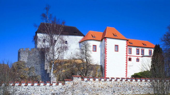 kamen - hrad - podzim 500x339