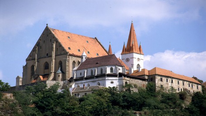 znojmo - chram sv. mikulase - leto 500x388